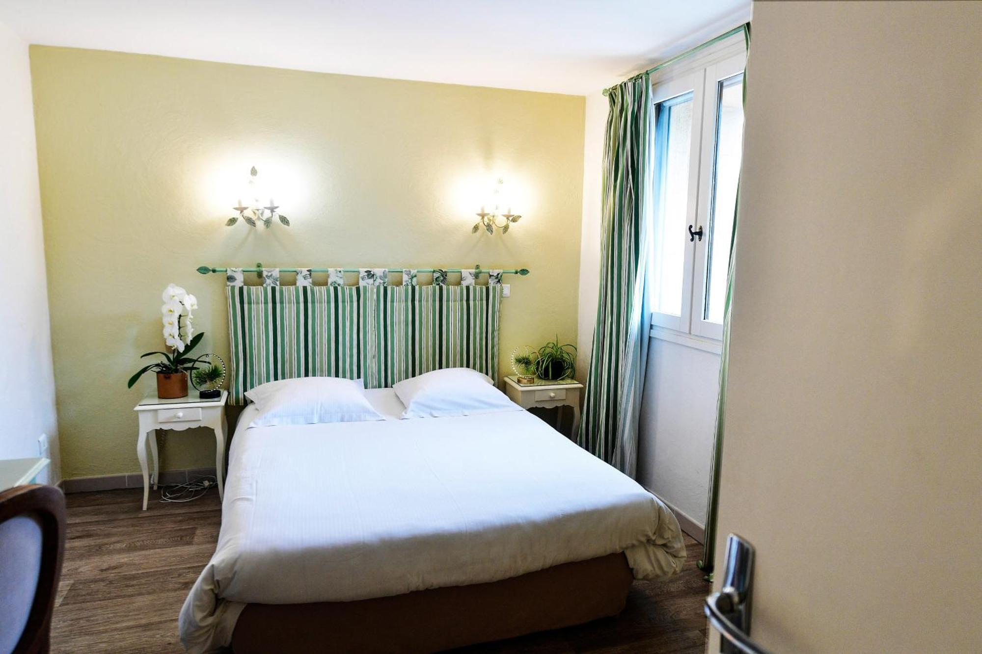 Des Aigras - & Restaurant De Charme En Provence 3*