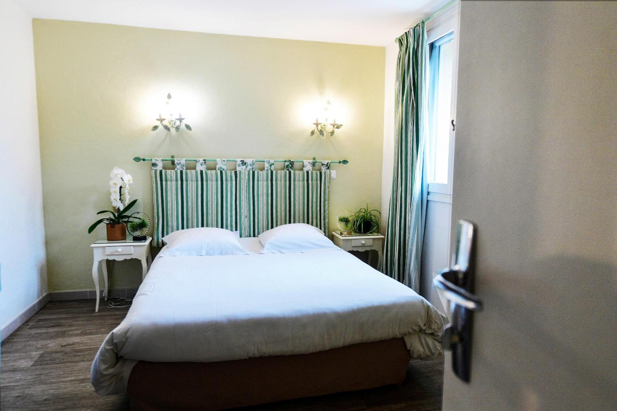 Des Aigras - & Restaurant De Charme En Provence Hotel