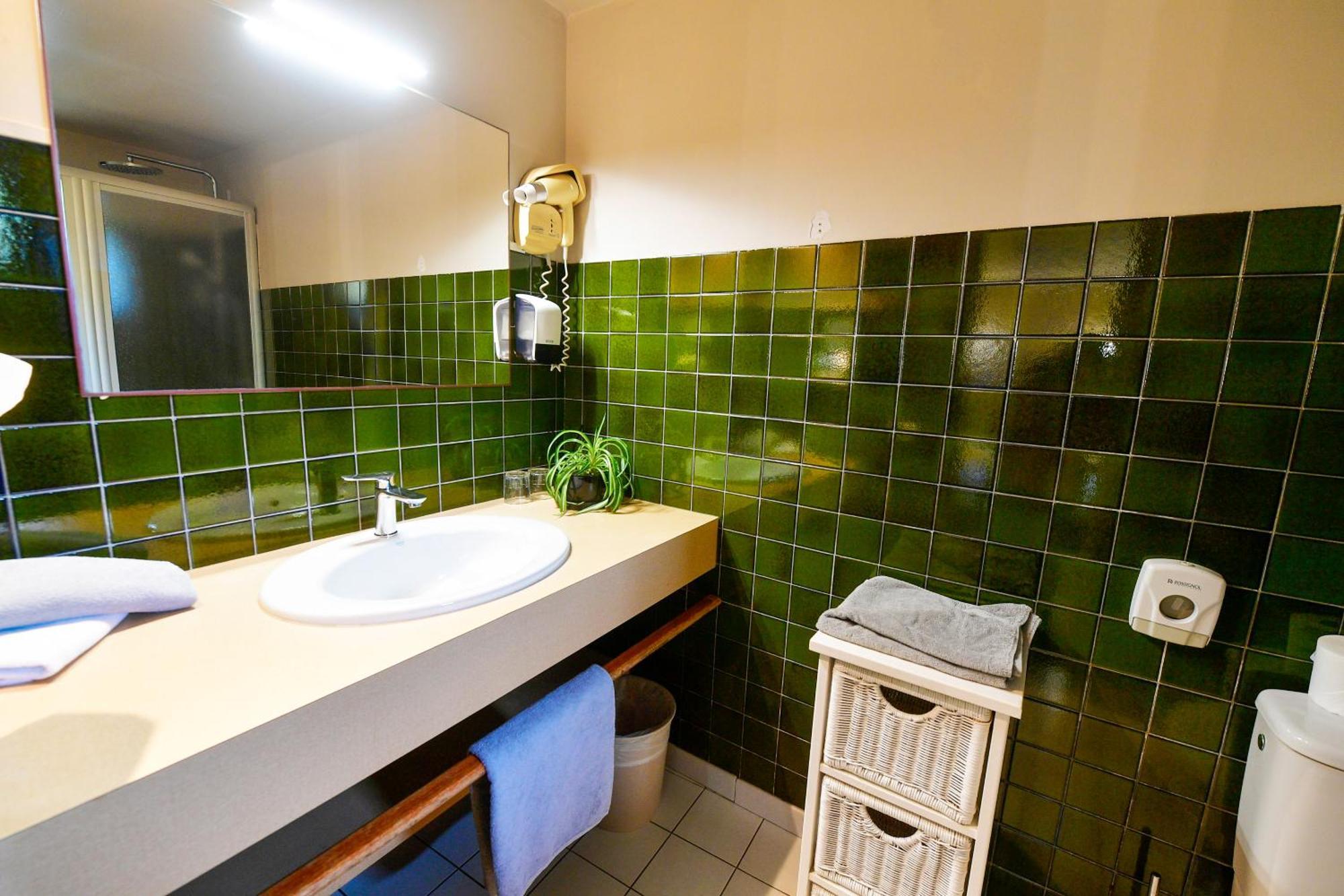 Hotel Des Aigras - & Restaurant De Charme En Provence 3*
